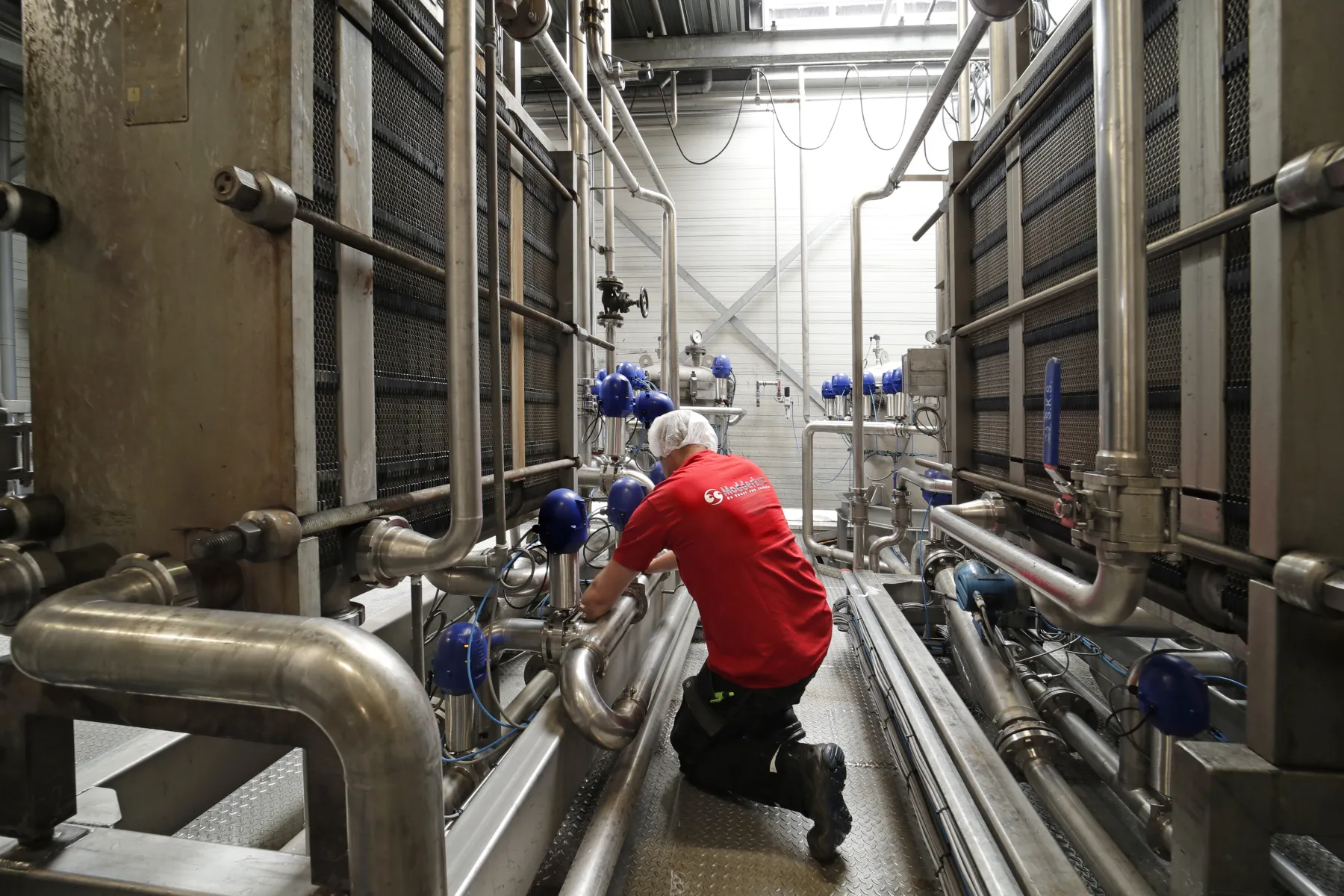 Modderkolk-monteur aan een schakelkast